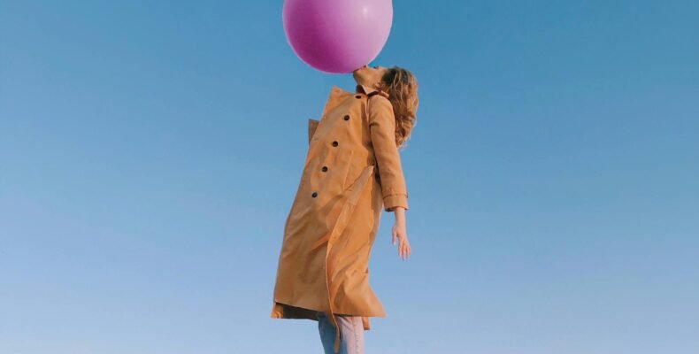 une femme s'envole dans les airs entraînée par une bulle de chewing-gum qu'elle est en train de faire, image pour représenter un faux CV, parfois appelé CV gonflé