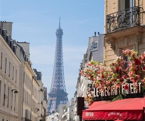 picture of the Eiffel tower and recrutement café to illustrate the job search in France in 2024