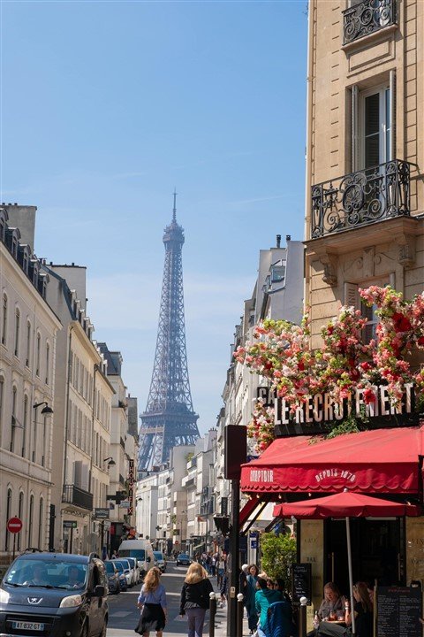 picture of the Eiffel tower and recrutement café to illustrate the job search in France in 2024