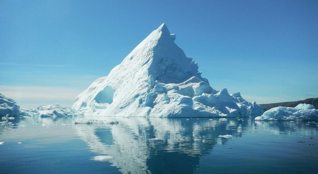 illustration pour accéder au marché caché de l'emploi avec un iceberg représentant la grande part du marché caché