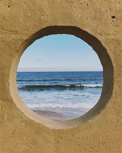 vue sur la mer à travers un trou pour illustrer les perspectives malgré un trou dans cv